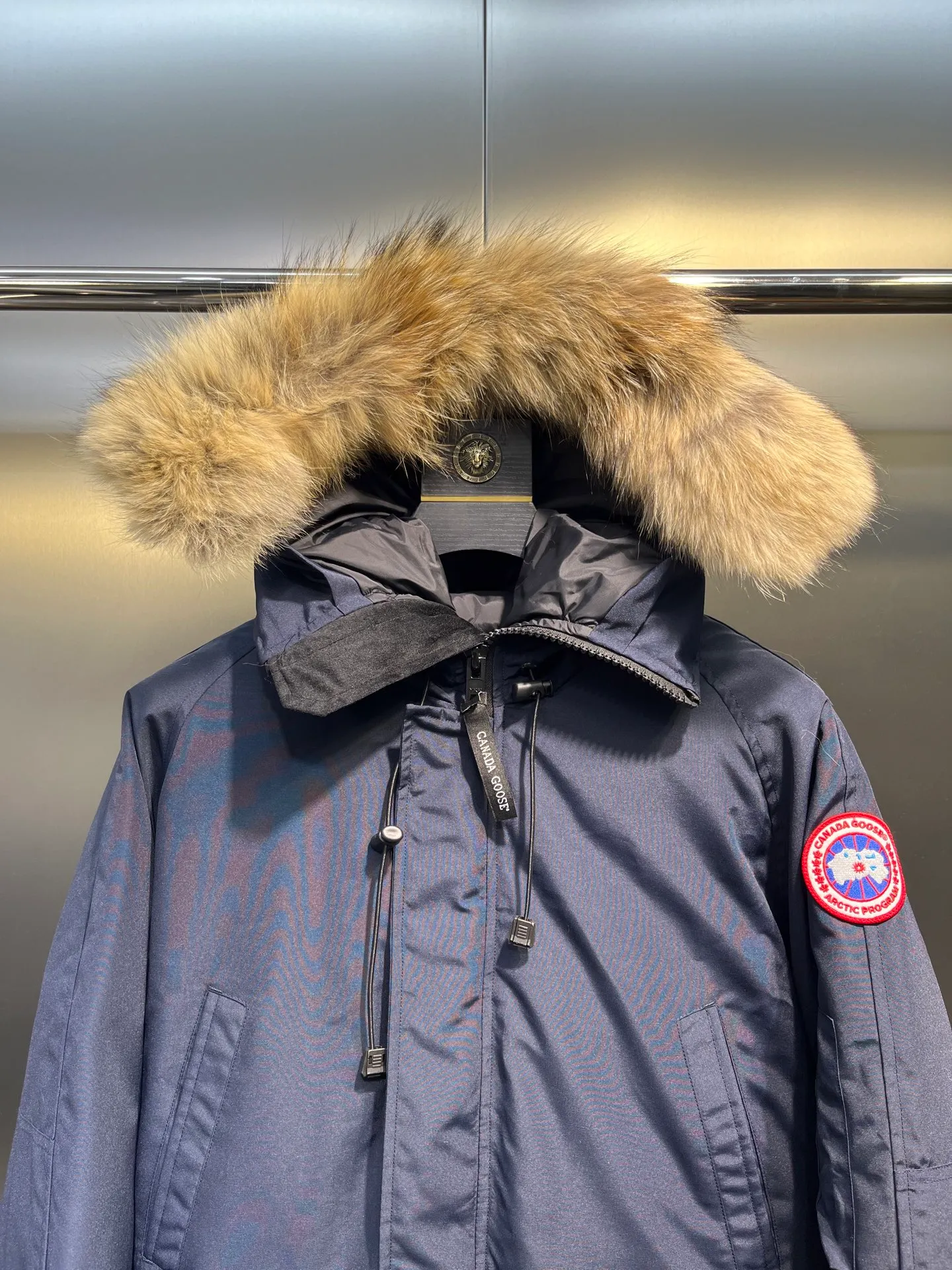 P780 high-end version (new version of Big Goose 01) Canada Goose Canada Goose #Chilliwack 7999M bomber jacket short down jacket/01 model #Men and Women Same Style# ➖ Genuine synchronous anti-counterfeiting chip sensor! ➖ Imported 21S polyester-cotton blended original fabric [last year’s 16S/18S hard fabrics have been completely eliminated, this year all use 21S genuine synchronous fabrics, the soft mid-strap feels delicate and textured], genuine synchronous Feather-Light 10D waterproof coating fabric, made of 84.5 polyester fiber and 15.5 cotton, 100% the best feel in the entire network! ➖ The genuine official website is synchronized with the national standard 80 white duck down, you can check the official website customer service, there will never be a series of misleading claims such as 90 down or goose down! ➖ Using the best nylon lining with double double-layer sealing design, velvet-proof No. 7 needle + grid-filled down ready-made garments, there is 100% no so-called velvet running! ➖ The cuffs are designed with thickened seamless threads, and the collar and pockets are lined with top-quality polar fleece to keep you warm and comfortable! ➖ Yoshida YKK provides original custom-made electroplated sliders. YKK two-way lockable zippers are tight and smooth and will not peel off paint! ➖ 3M composite guarantees that the Velcro is the same as the original, durable, and all accessories and hardware are custom-made! ➖ Imported BEHRINGER embroidery machine to customize the 10,000-needle embroidery logo, 98% of which can be reproduced to restore the original logo. You can check and compare on the official website! ➖ The fur collars are all made of large pieces of Western Canadian blue wolf hide, ensuring that each fur collar is 13-15cm wide!   Size:XS-XXL